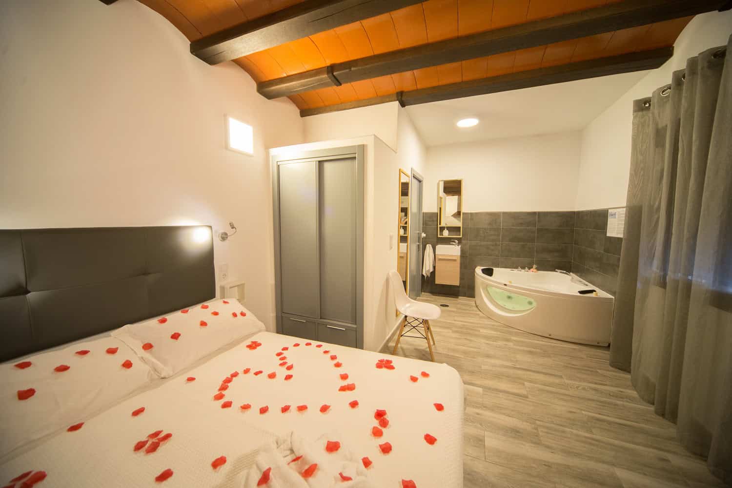 Casa rural con Jacuzzi y chimenea en la habitación